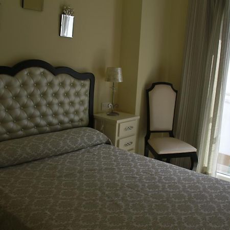 Hostal Flor De Lis- Lojo Hotel Conil De La Frontera Ngoại thất bức ảnh