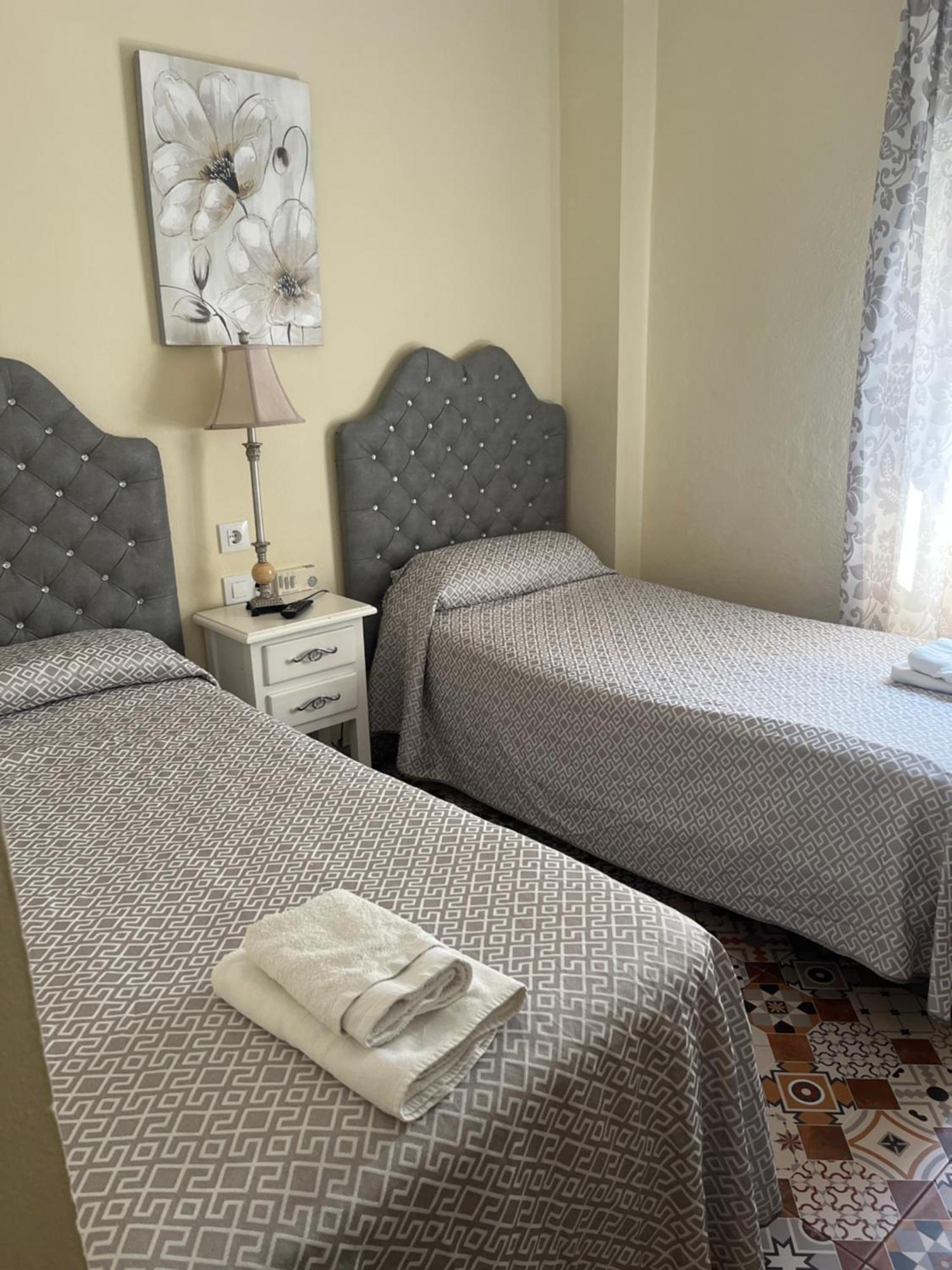 Hostal Flor De Lis- Lojo Hotel Conil De La Frontera Ngoại thất bức ảnh