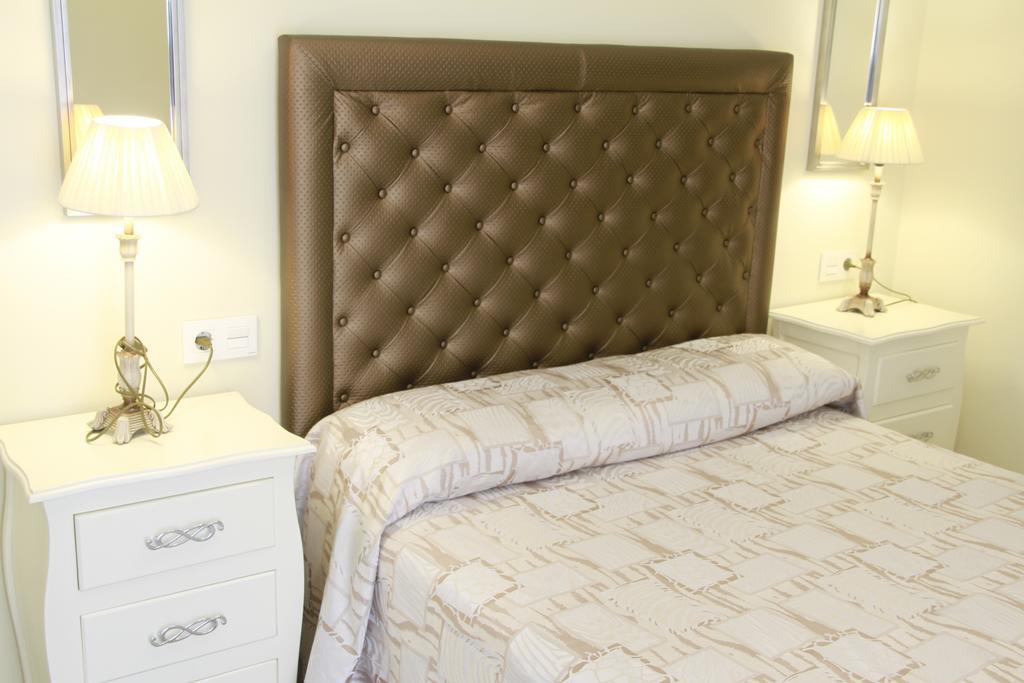 Hostal Flor De Lis- Lojo Hotel Conil De La Frontera Ngoại thất bức ảnh